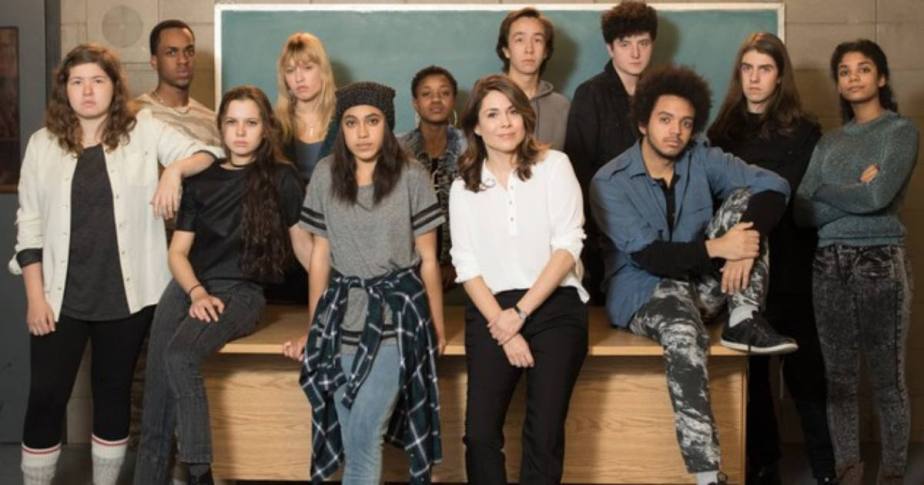 Distribution de la série 30 vies, réunissant les acteurs principaux dans une salle de classe.