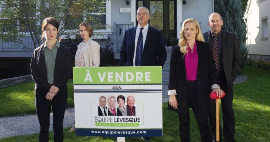 Courtiers immobiler se tenant devant une maison avec un panneau indiquant "à vendre".